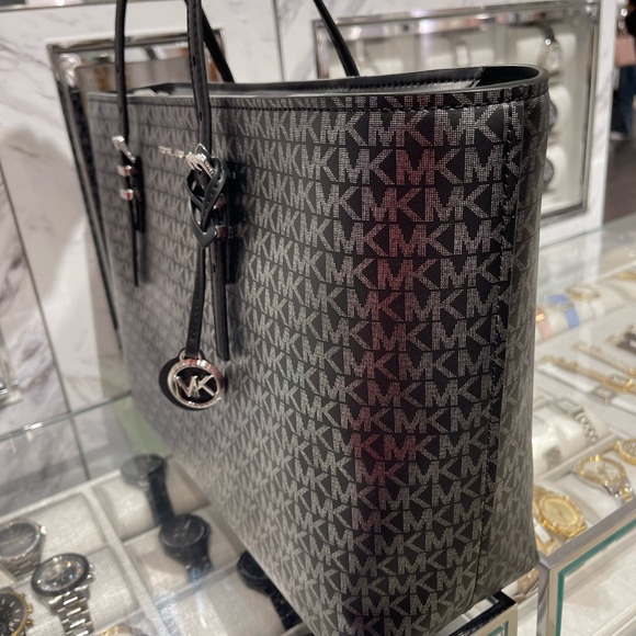 MICHAEL KORS Quinn Large EW Top Zip Metallic Signature Logo Tote Bag
Black 
NWT - Picture 7 of 16